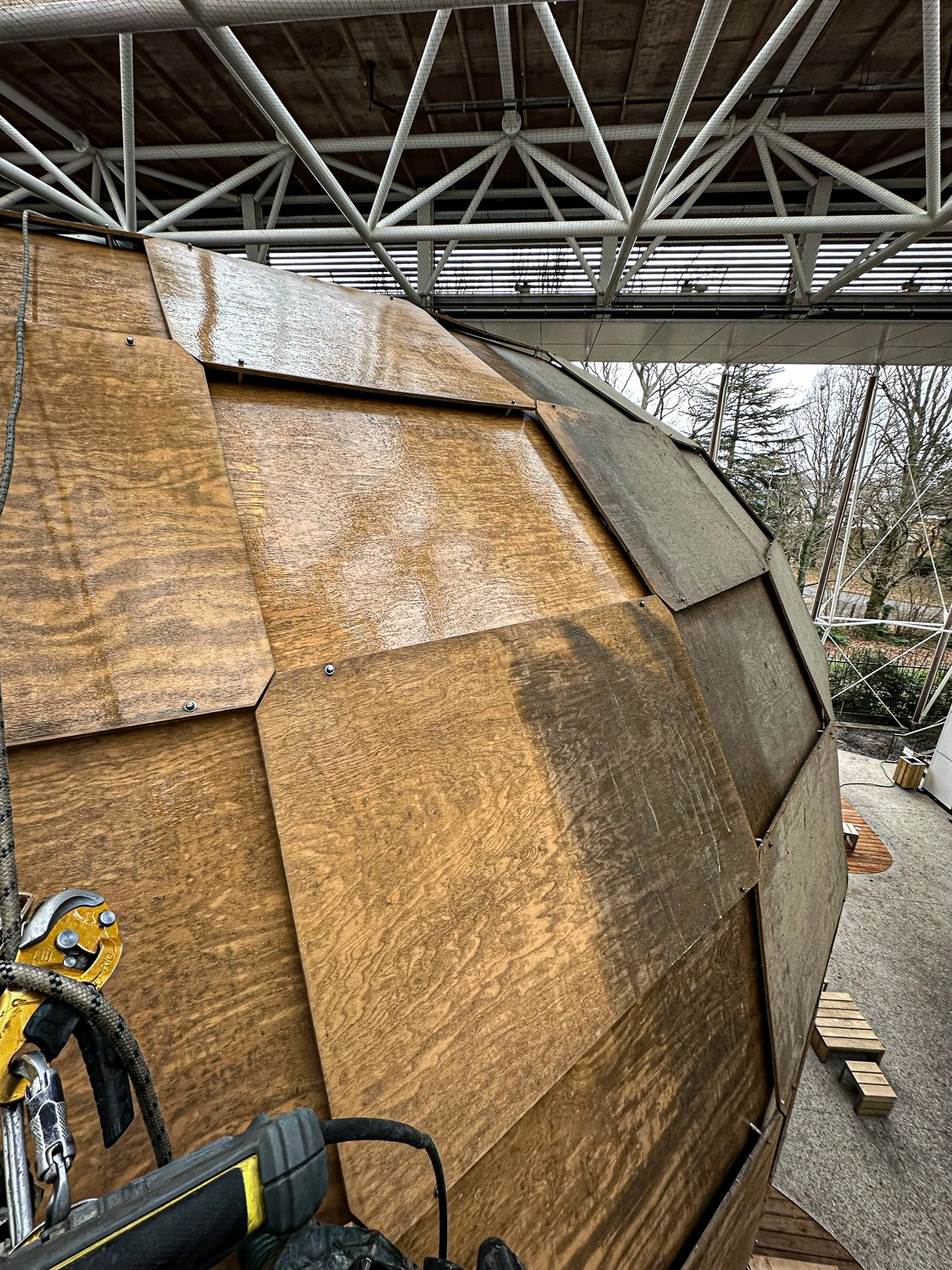 Intervention de cordistes MS Access pour faire briller le bois chez CAP METIERS à Pessac (bâtiment) – 2